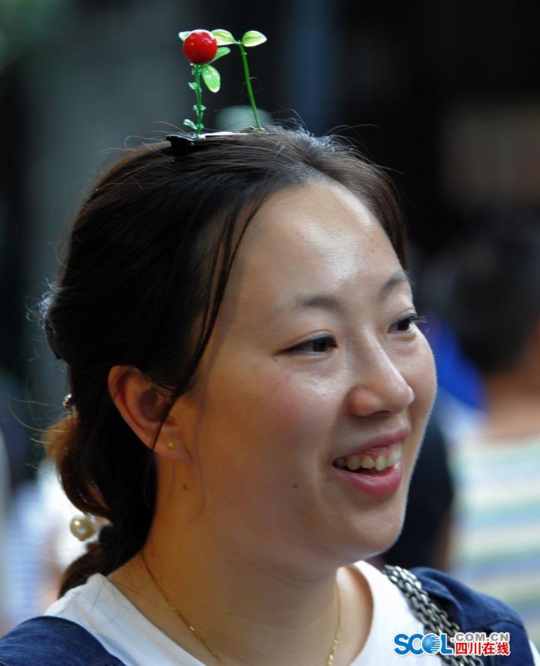 Look！Bean sprouts flowers grow on head