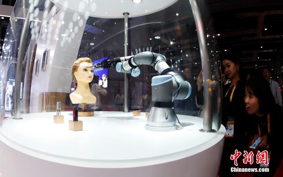 AI robot that can do makeups exhibited at CIIE