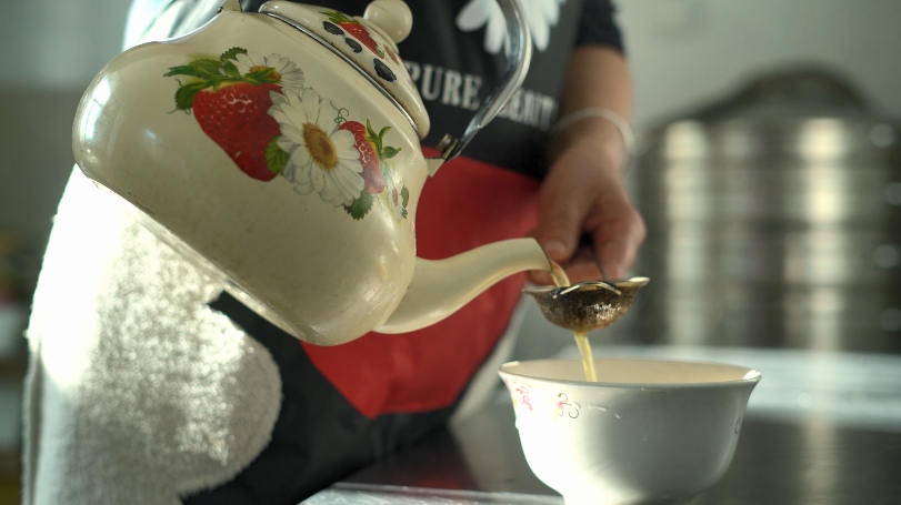 Xinjiang lady welcomes tourists to tranquil town in Altay for a taste of milk tea 