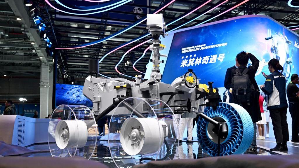 Foreign journalist experiences cutting edge technologies at CIIE