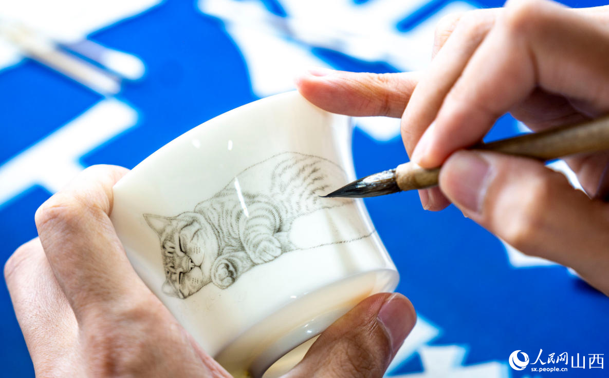 Inheritors dedicated to reviving traditional porcelain in N China's Shanxi