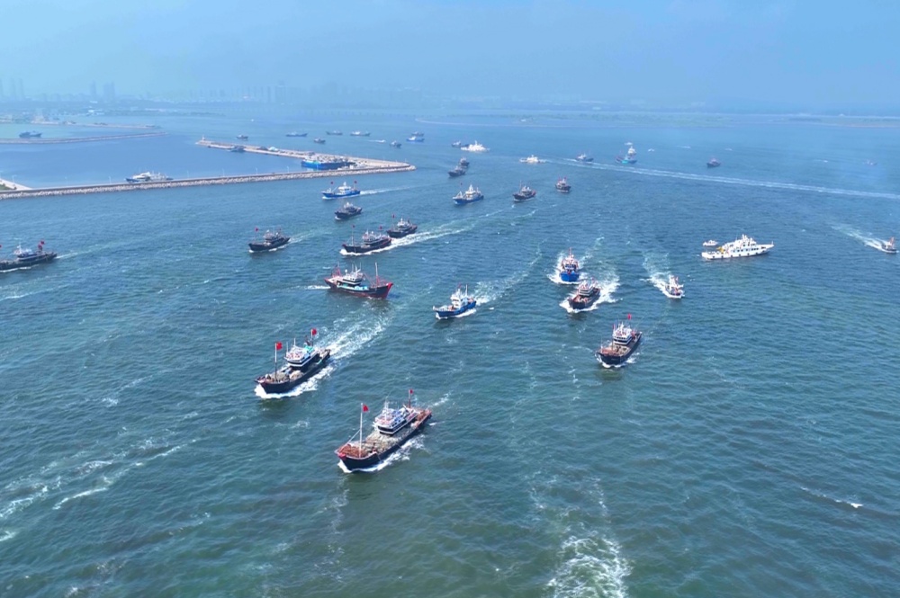 Over 100 fishing vessels head for the sea in NE China's Liaoning as fishing season starts