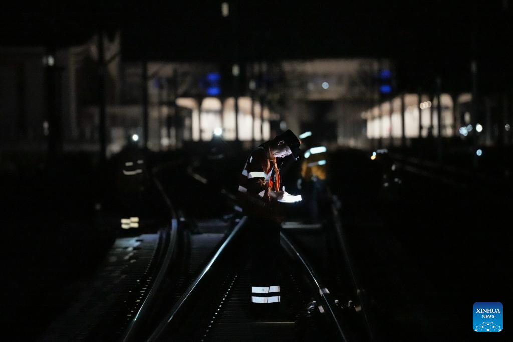 Staff members inspect, maintain Hangzhou-Shaoxing-Taizhou intercity railway in E China