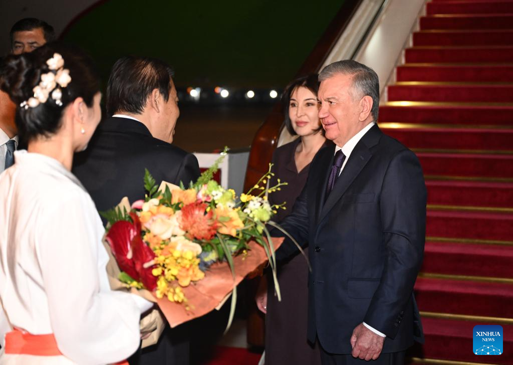 Uzbek president arrives for SCO Tianjin Summit