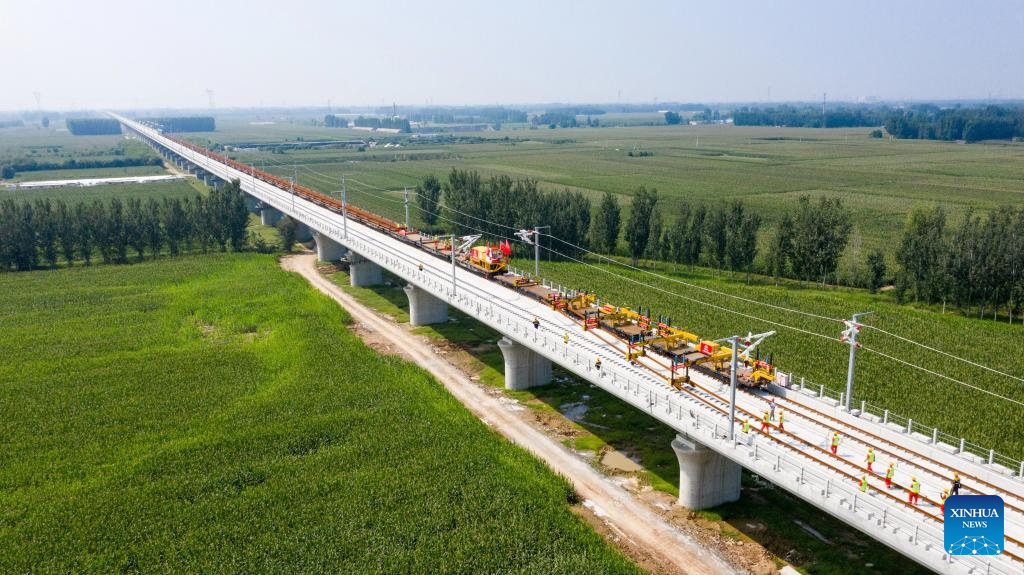 Track laying of Xiong'an-Shangqiu high-speed railway kicks off