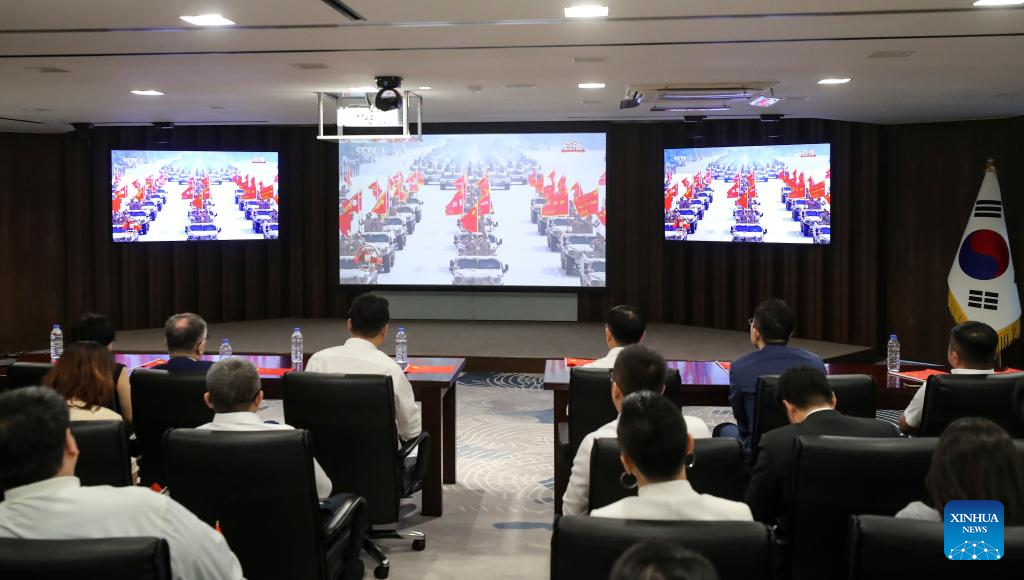 Overseas Chinese watch live broadcasting of grand gathering to mark 80th anniversary of victory over Japanese aggression