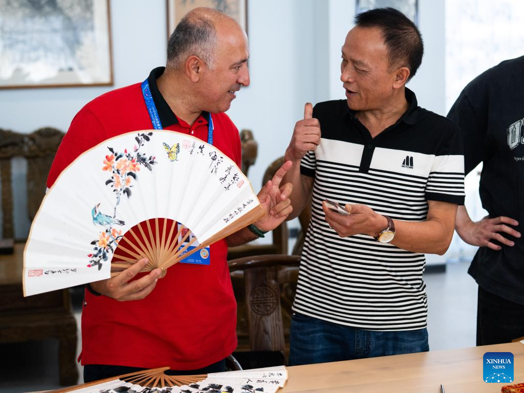 Guests at the 2025 Global South Media and Think Tank Forum immerse themselves in local culture in Yunnan